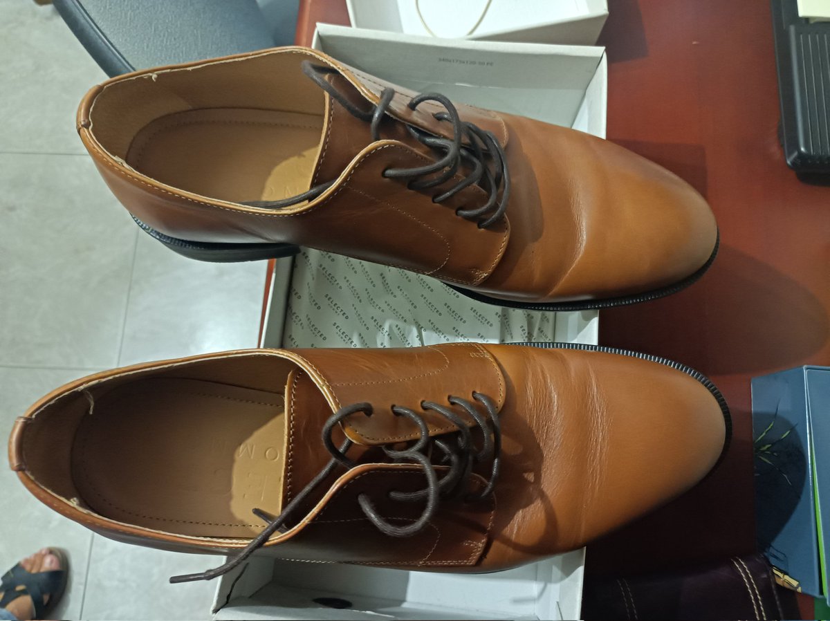 JoseLDieguez's tweet photo. Que te compres unos zapatos. Que te vengan usados. Que tras un mes, recibas unos de reemplazo. Que encima te los cobren también. Y qué te lleguen en peor estado que los anteriores... no tiene precio. Para todo lo demás compra online en @elcorteingles https://t.co/aPvGMAIFoh