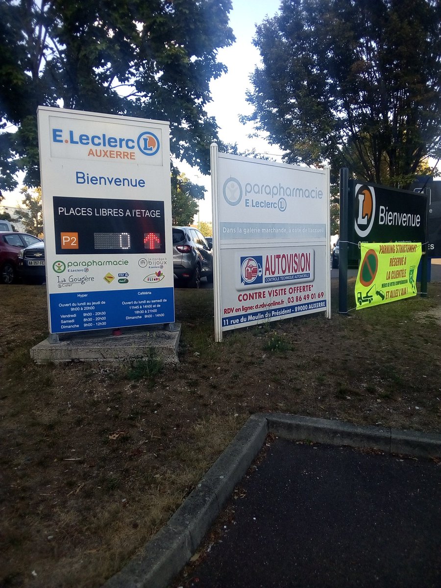 ArnHNDe's tweet photo. Mais pour quelle efficacité ? Le parking est plein à plus de 19 h peu après le match. Tous dans le magasin ? Je n'y crois pas. https://t.co/PF1DmgRKiz