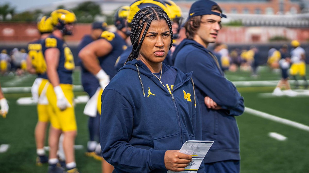 YahooSports's tweet photo. Breaking barriers ๐
Michigan Football's Milan Bolden-Morris becomes the first female grad assistant to coach for a Big Ten school.
โก๏ธ https://t.co/1bEd9SFRMh
๐ธ: @UMichAthletics https://t.co/5eC9cmWpwC