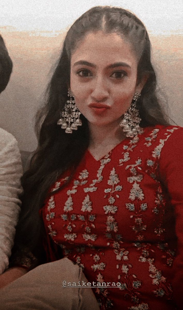 SkLoml's tweet photo. She is looking so pretty 🥹🤏

#ShivangiKhedkar https://t.co/SQm3ji7m76