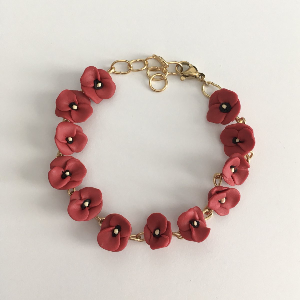 lucilestudio's tweet photo. grand débat du jour:
vous préférez le bracelet coquelicot ou rose ? https://t.co/iY6dm5IsJ8