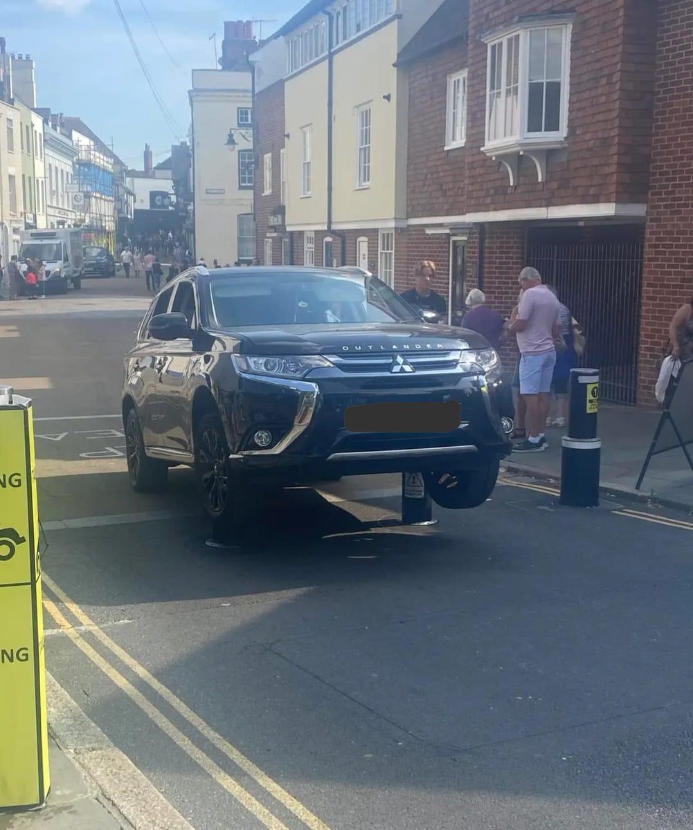 TonyHom33's tweet photo. Another contribution from #Canterbury to the @WorldBollard collection. 

#NoTailgating 

📷 Jack Jenkins https://t.co/NrNPYLrJ0e