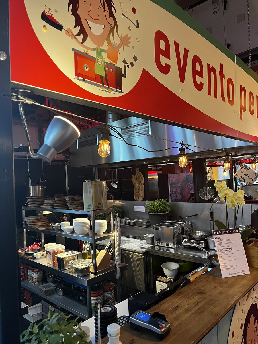Ma jarenlang rondgereden te hebben met onze Piaggio Ape mét houtoven hebben we nu een vaste stek in de Twentsche Foodhal!! Zo leuk!! En alles vers gemaakt! #fattoincasa eventoperfetto