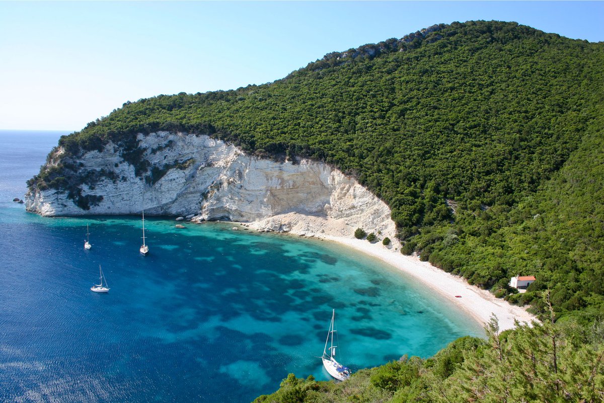 ThereseBaillard's tweet photo. #Atokos est une petite île #grecque inhabitée de la mer #Ionienne au large des côtes de l'Acarnanie. Ilot montagneux à la végétation abondante et vierge, seul accès par la mer, ses eaux transparentes sont idéales pour la plongée, trois plages de sable magnifique l’entourent. https://t.co/YDTGTxqcLa