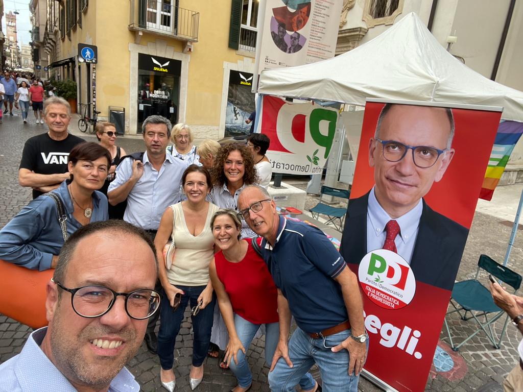 barbaraferroVR's tweet photo. Oggi a #Verona con il Ministro @AndreaOrlandosp  si è parlato del lavoro e delle misure che il @pdnetwork ha messo in campo a sostegno delle #famiglie a partire dalle #bolletta fino al contributo mensile alle spese sui #trasporti.

#scegli #il25settembrevotopd https://t.co/9uEt2SXXth