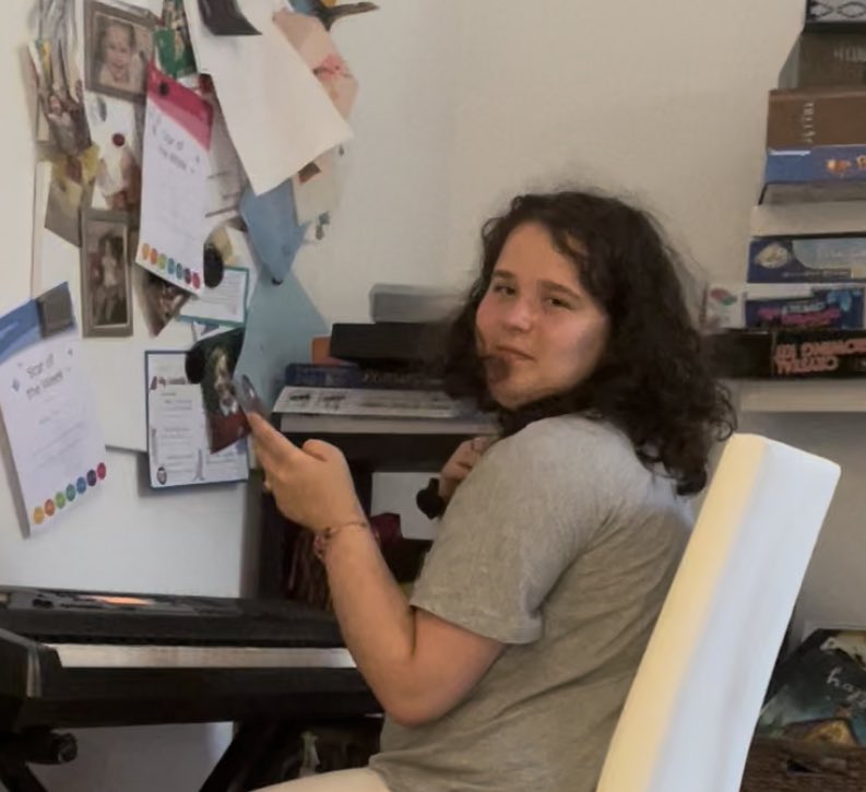 AmitySings's tweet photo. Busy practicing after 1st 2 days back at school starting the GCSE yr. Life of a child performer 😂. Can’t wait for @AcoustifyOM on Monday at @HopeAndAnchorSW - planning to bring some newer material. #singersongwriter #originalmusic #selondon #newmusic  #trans #livemusic #autistic https://t.co/4BXarEKQSU