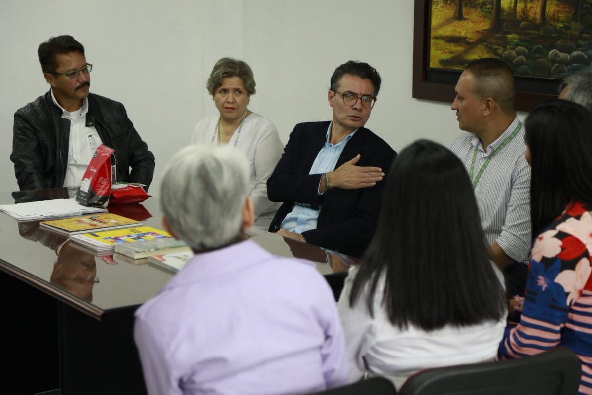 Mineducacion's tweet photo. En Manizales, el ministro @agaviriau afianza la alianza público privada para promover el tránsito de los estudiantes a la educación superior. Hoy, el Ministro de Educación se reúne con @SENAComunica y @CasaLuker_  para consolidar esfuerzos por la educación de los jóvenes. https://t.co/suA4HAlNKx
