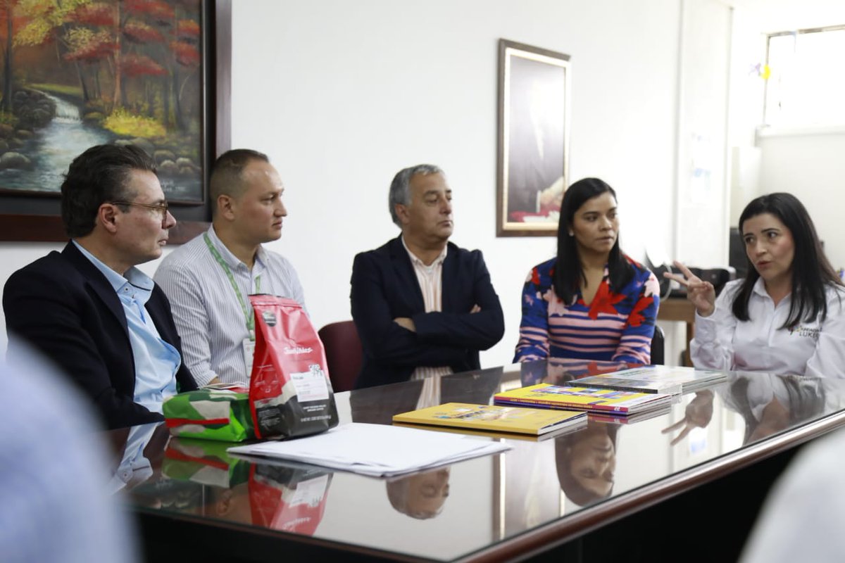 Mineducacion's tweet photo. En Manizales, el ministro @agaviriau afianza la alianza público privada para promover el tránsito de los estudiantes a la educación superior. Hoy, el Ministro de Educación se reúne con @SENAComunica y @CasaLuker_  para consolidar esfuerzos por la educación de los jóvenes. https://t.co/suA4HAlNKx