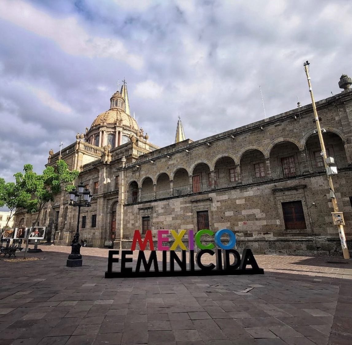 laspuntogenero's tweet photo. #VisitaMexicoFeminicida es una intervención en #GDL y en #MTY que busca poner en la mirada de la sociedad esta situación de violencia que vivimos las mujeres. El #México turístico que el mundo conoce, es también un país en el que 11 mujeres son asesinadas todos los días. https://t.co/nXnCn0wxNs
