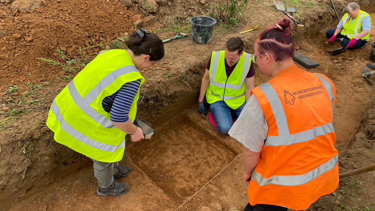 ExploreThePast's tweet photo. #RootsInTime dig diary day 5: We're back for week 2! Lovely to see lots of new faces today.

Five new trenches have been opened in the main field, revealing more ditches &amp; pits. Interestingly, there's more activity on the slope than at the top of the field (1/2) https://t.co/DRgJ1ZXaYn