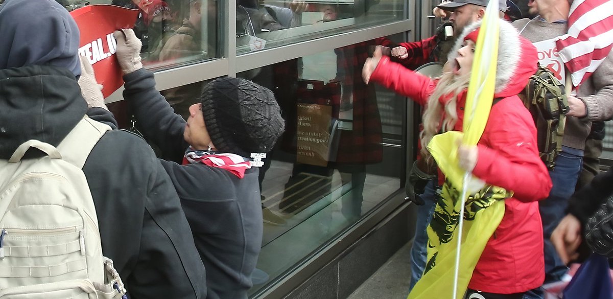 DianthaSol's tweet photo. @MissTerryMete @K2theSky @MasaSpalatin @capitolhunters @BramMulder7 @Detrumpify_org @FixThisNow2021 @CoryCullington @MThymol Photo of #DebthePlon leading the chant "Let him go!"
with his bullhorn mouthpiece through the window at Park Police, right after leading the mob charge that forced them to barricade inside with someone they arrested. #PlebMediaGuy #MonumentAttack
https://t.co/IaODbRqEvL https://t.co/Ey4PjloLhe