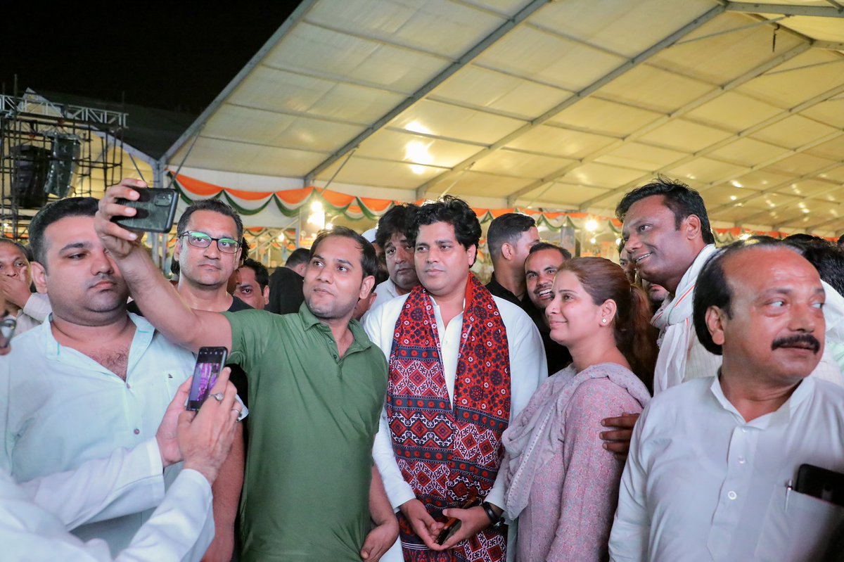 ShayarImran's tweet photo. मंहगाई के खिलाफ़ हल्ला बोलने के लिये रामलीला मैदान तैयार है, हम सब साथी रात के इस वक्त मैदान पर मौजूद हैं और तैयारियों का जायज़ा ले रहे हैं।
#मंहगाई_पर_हल्ला_बोल_रैली https://t.co/jiZfWqaZSI