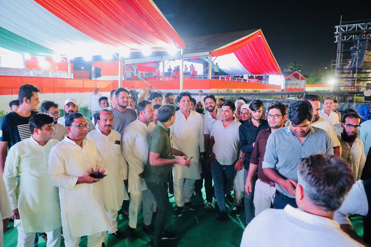 ShayarImran's tweet photo. मंहगाई के खिलाफ़ हल्ला बोलने के लिये रामलीला मैदान तैयार है, हम सब साथी रात के इस वक्त मैदान पर मौजूद हैं और तैयारियों का जायज़ा ले रहे हैं।
#मंहगाई_पर_हल्ला_बोल_रैली https://t.co/jiZfWqaZSI