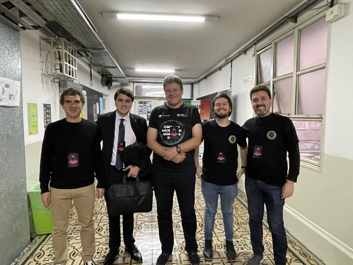 En el #Cardano #Hackathon #Argentina 2022

Parte del equipo <a href="/LatamCardano/">LATAM Cardano Community</a> con <a href="/LarsBrunjes/">Lars Brünjes</a> @IOHKMedia