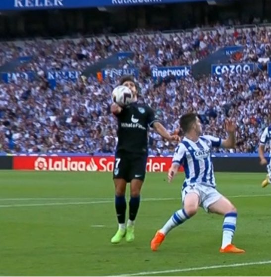 Nacho5Barrio's tweet photo. Una es mano, la otra no. 
En una interviene el VAR, en la otra no.

#Atleti #RealSociedad https://t.co/vABc5aYKtQ