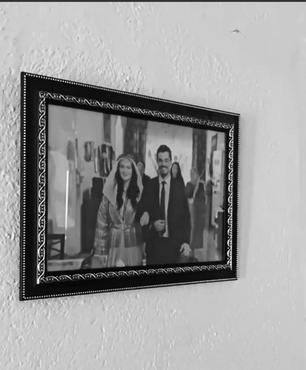 "Fotoğraflar çok acımasız değil mi? Bir daha yarım saniye yanında duramayacağın biriyle yıllarca aynı karede duruyorsun; üstelik gülümseyerek"🥺
#GönülDağı