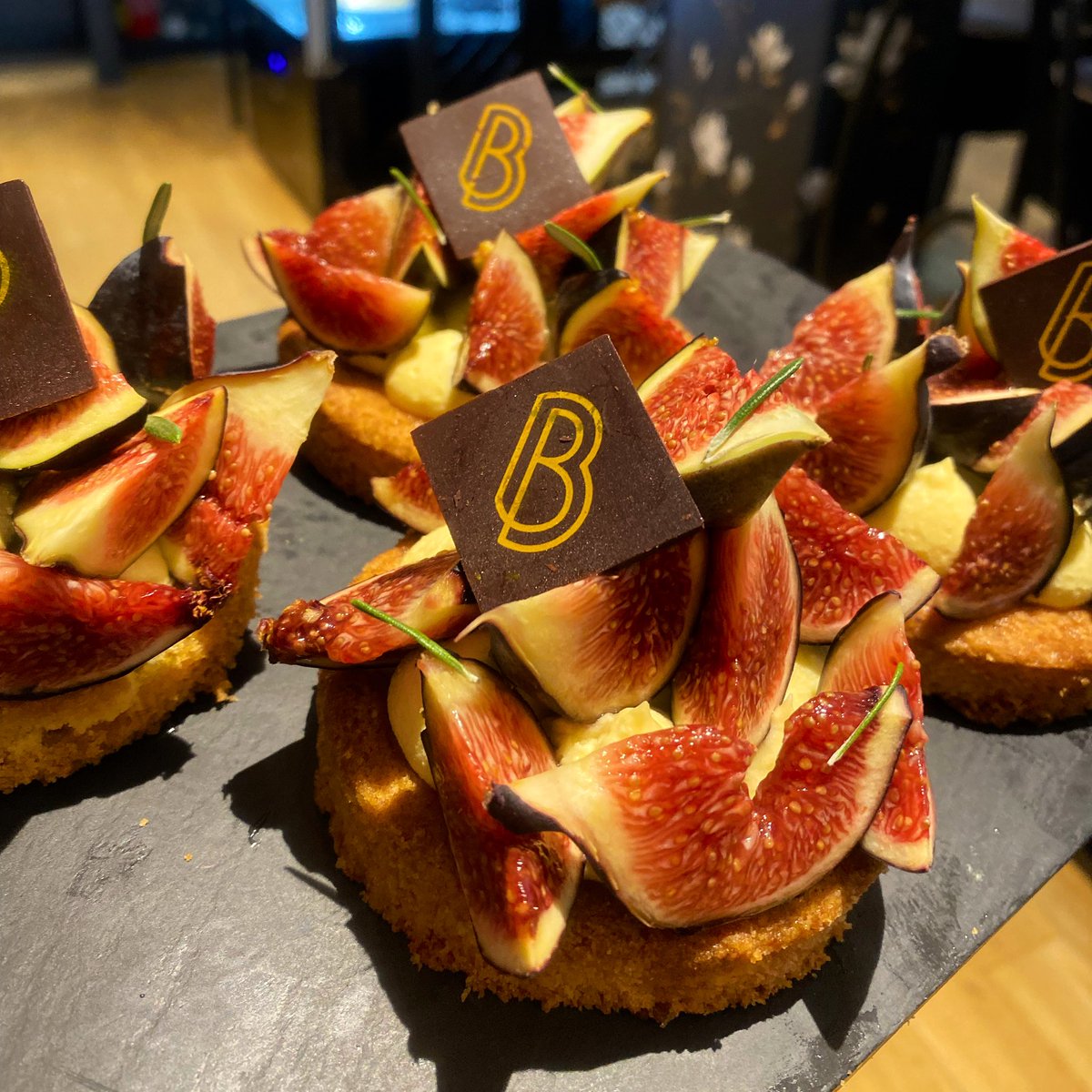 BrasserieAngers's tweet photo. 𝕾𝖆𝖇𝖑é 𝖇𝖗𝖊𝖙𝖔𝖓 𝙢𝙤𝙪𝙨𝙨𝙚𝙡𝙞𝙣𝙚 𝙢𝙞𝙚𝙡 𝙧𝙤𝙢𝙖𝙧𝙞𝙣 & 𝙛𝙞𝙜𝙪𝙚𝙨 𝙛𝙧𝙖𝙞𝙘𝙝𝙚𝙨 #dessert #testaurant #Angers #BrasseriedelaGare https://t.co/z1QhMDhxIq