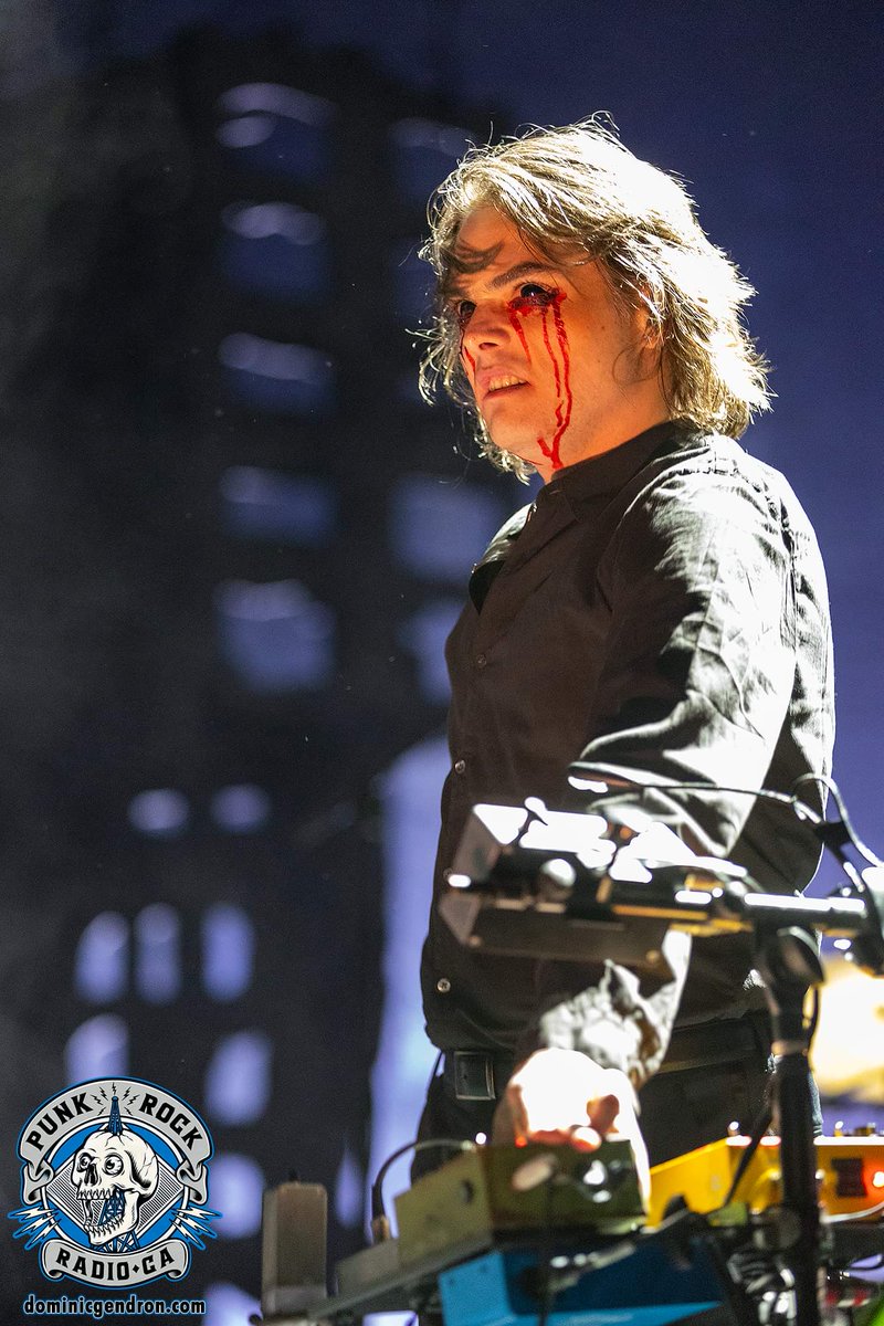 Arod_a_'s tweet image. THIS PICTURE IS SO FUCKING PERFECT!!!!
the contacts, the blood, the expression and THE FUCKING EYEBROW?????

via m.facebook.com/media/set/?van…