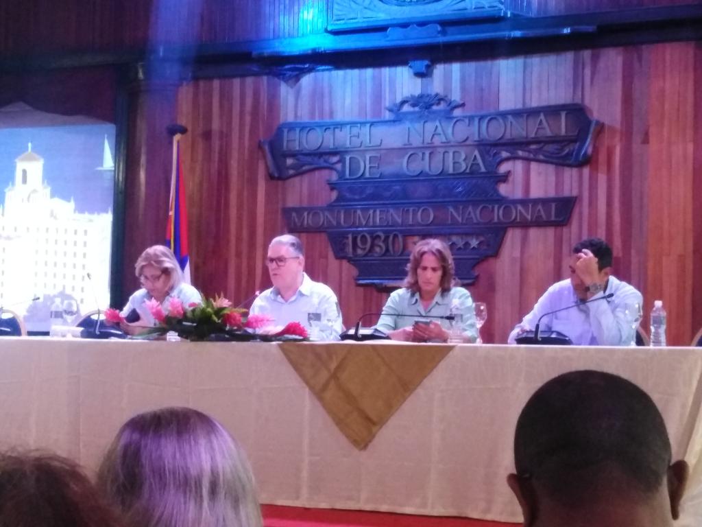 AlejandroGilF's tweet photo. Intercambiamos con empresarios cubanos e inversionistas extranjeros sobre las nuevas oportunidaes para la inversión extranjera en el comercio mayorista y minorista. Existe interés, potencial y amplias oportunidades para su fomento y desarrollo. 
#CubaViveYTrabaja 
@MEP_CUBA https://t.co/Sda9JZRzbm