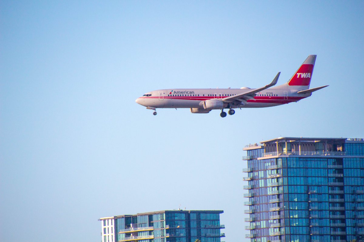 OliwalkWalker's tweet photo. 737-300 #Boeing from #AmericanAirlines with retro TWA livery landing in San Diego #spotterguide #planespotting. Great spot at Wyndham Bayside hotel with skyline view from 10th floor ... https://t.co/bDTgs4Xbm2