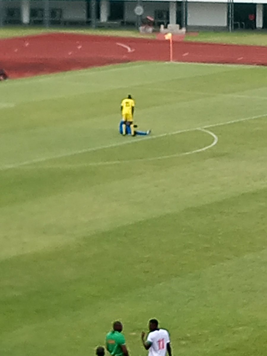 AimeAtti_'s tweet photo. Niger 🇳🇪 0-0 Togo 🇹🇬
Grosse frayeur pour les Éperviers locaux. Le gardien Wassiou Ouro-Gneni s'est écroulé tout seul. Le staff médical est à ses soins.
30e minute
#NIGTOG #CHAN2022Q https://t.co/5aHW0Q9xo0