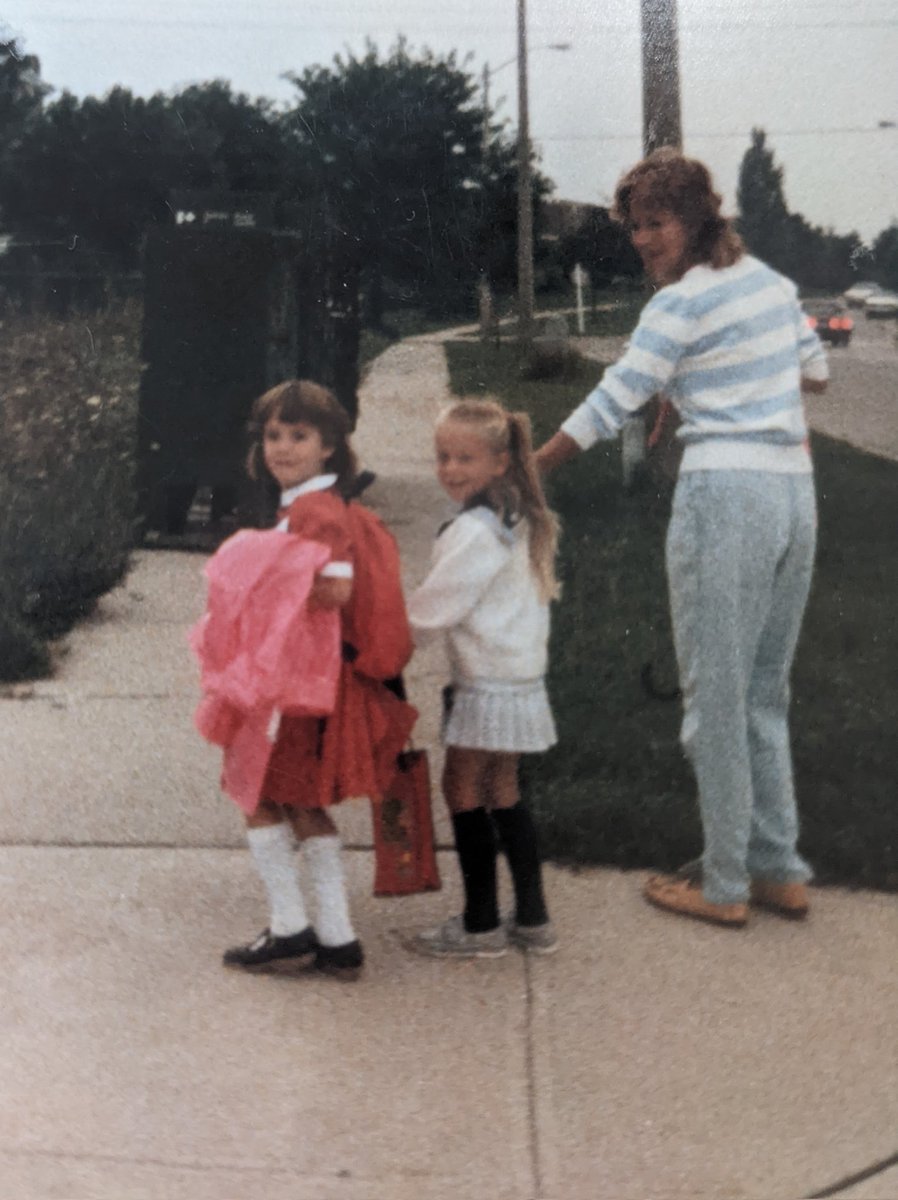 heatherinch's tweet photo. Thank you @dinah_murdoch for the nomination!✨ Here I am walking to my bus stop on the first day of Kindergarten at @frawrdsb 
Wishing all @wrdsb students, staff and families a wonderful first day back! ❤️
I nominate @aes888 @LukezichL and @JayPaddon #FirstDayPhotoChallenge https://t.co/b09DGH8FGl