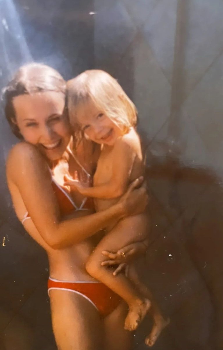 TrueLoveDany's tweet photo. Margot ed Eleonora che tirano fuori questa foto 😍😍😍😍! Perché loro sorelle lo erano davvero e tali sono rimaste ❤️❤️#unmedicoinfamiglia #umdf https://t.co/dHGIZnZga1