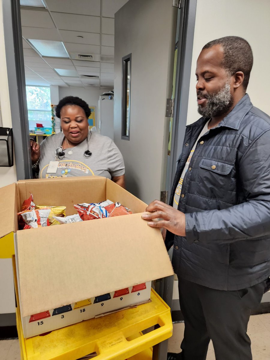 McGowenES_HISD's tweet photo. Food Truck Fridays and snack-packs for the staff! We appreciate your hard work in the Hive each day! Happy Labor Day! https://t.co/S1i0G3HOCl