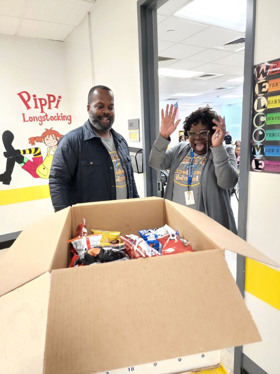 McGowenES_HISD's tweet photo. Food Truck Fridays and snack-packs for the staff! We appreciate your hard work in the Hive each day! Happy Labor Day! https://t.co/S1i0G3HOCl