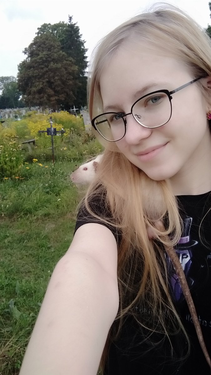Daria666_1600's tweet photo. Я и Мортис (крыса) на кладбище 🤝🏻 https://t.co/hcnB24jcck