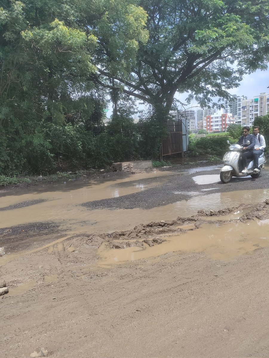 leafunturned's tweet photo. @pcmcindiagovin @PCMCSarathi @Info_Pune @Dev_Fadnavis #Punawaleroads #uncommutable  #needproperdrainage @MirrorPune @TOIPune @Zee_Hindustan https://t.co/R2p6Lb8FlI