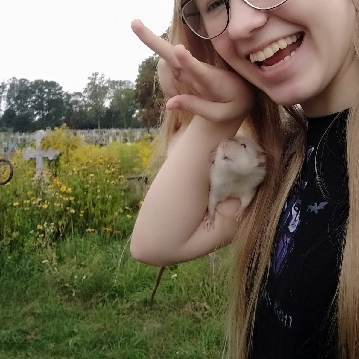 Daria666_1600's tweet photo. Я и Мортис (крыса) на кладбище 🤝🏻 https://t.co/hcnB24jcck