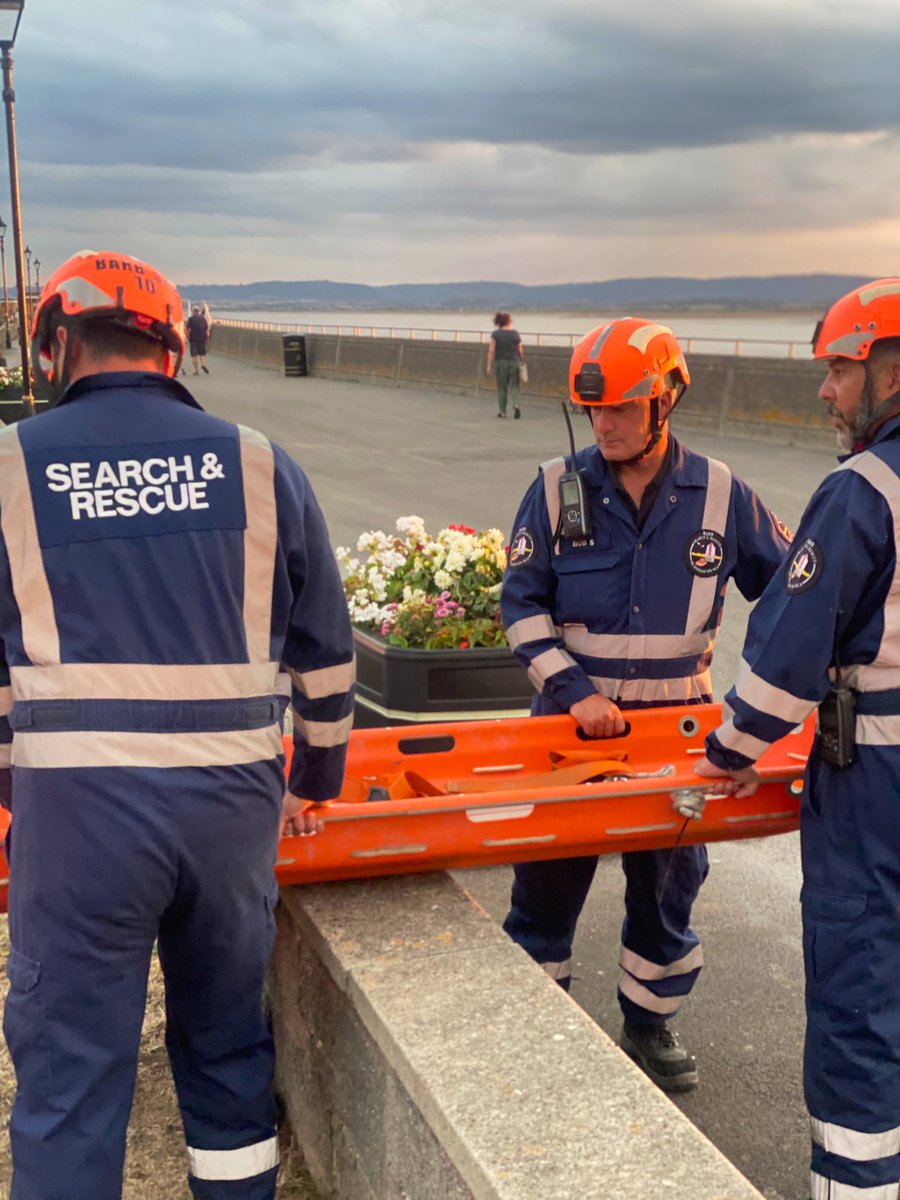 BARB_OPS's tweet image. Some stretcher Moving &amp;amp; Handling was the order of the evening for the @barbhovercraft #volunteers this week, brushing up on the basics!