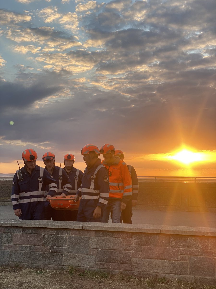 BARB_OPS's tweet image. Some stretcher Moving &amp;amp; Handling was the order of the evening for the @barbhovercraft #volunteers this week, brushing up on the basics!