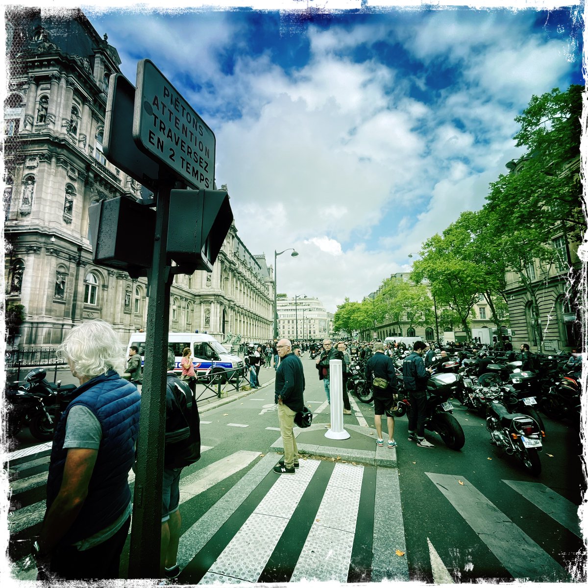 sport_glide's tweet photo. 🅿️ deux-roues à #Paris 🅿️ Belle réunion ce samedi 03   septembre 2022 devant l'hôtel de ville de Paris. Il faut continuer à se mobiliser contre cette tarification injustifiée. Bravo et merci la @ffmc :) #DeuxRoues #Hildago #Beillard #EEVL Défendre les libertés. ⬇️ https://t.co/hoROGQq3W1