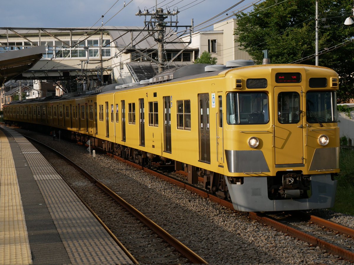 kyudensodachi's tweet photo. 旧2000系2027f、30000系38017f、6000系6101f 6000系デビュー30周年HM付き。
新宿線では2000系10両運用が全く無かった為、6000系6101fの運用が唯一の救いだった。
#西武新宿線 #西武6000系 #西武運用 #西武2000系 #2403f #2027f #6101f https://t.co/yZXDSjSaEQ