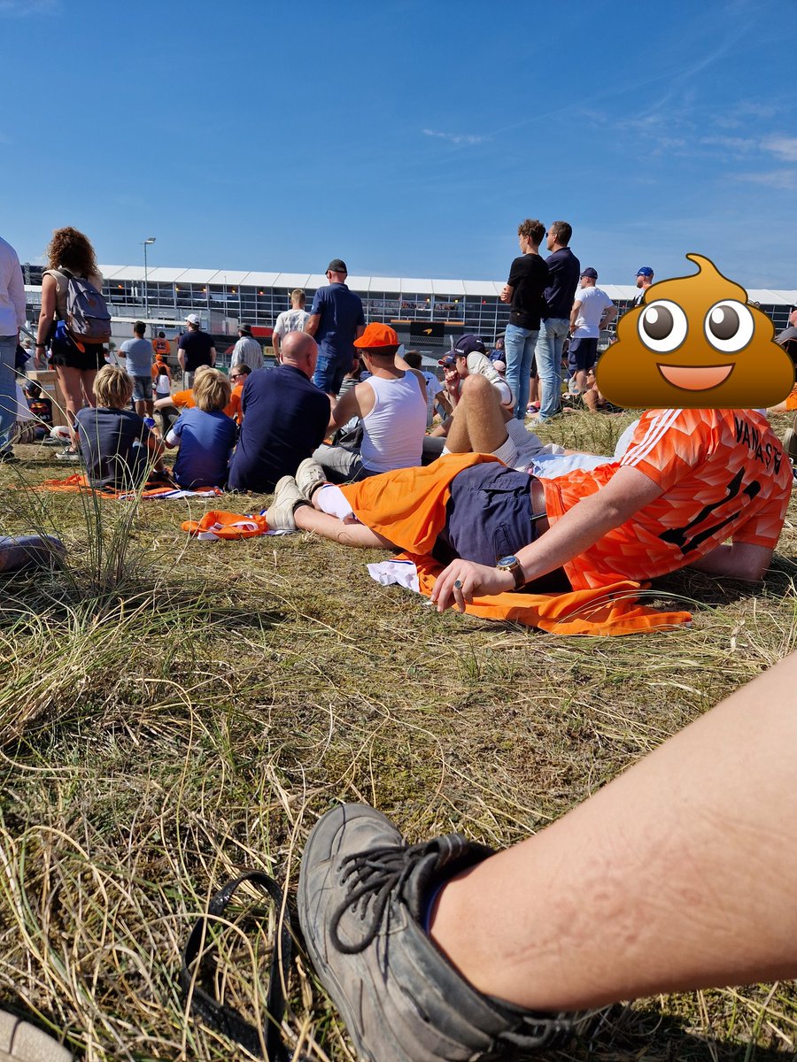 ayrtonkee's tweet photo. @f1dutchgp Je wordt aangesproken op een rolletje drop omdat ze denken dat het een flare is, maar een echte flare en dit soort personen valt ze niet op 🙄 https://t.co/0SrRrxYqMg