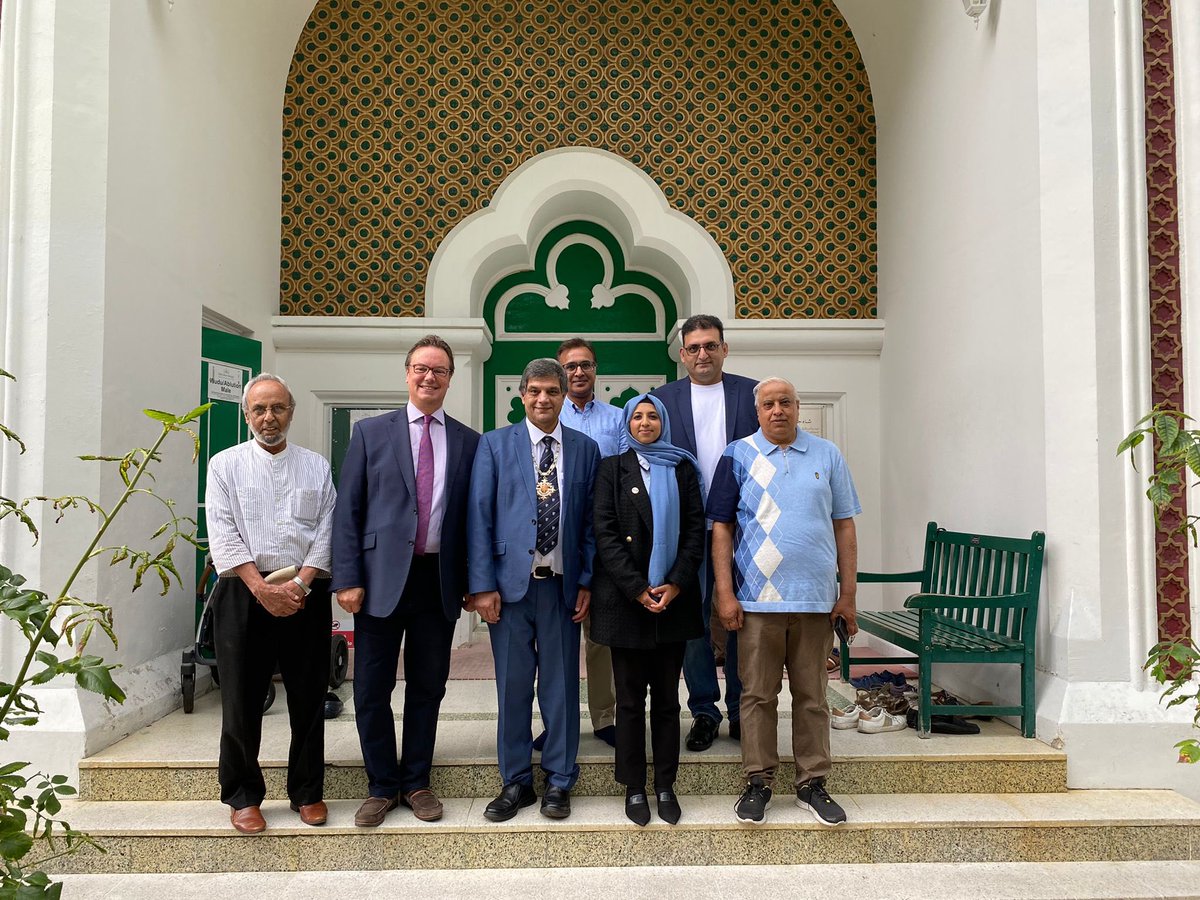 What a wonderful way to start #VisitMyMosque weekend by joining the team at <a href="/ShahJahanMosque/">Shah Jahan Mosque</a> opening their doors to the local community, delighted to meet the local MP <a href="/JonathanLord/">Jonathan Lord</a> alongside the Mayor and fellow Councillors <a href="/MuslimCouncil/">MCB</a> #WelcomeIn