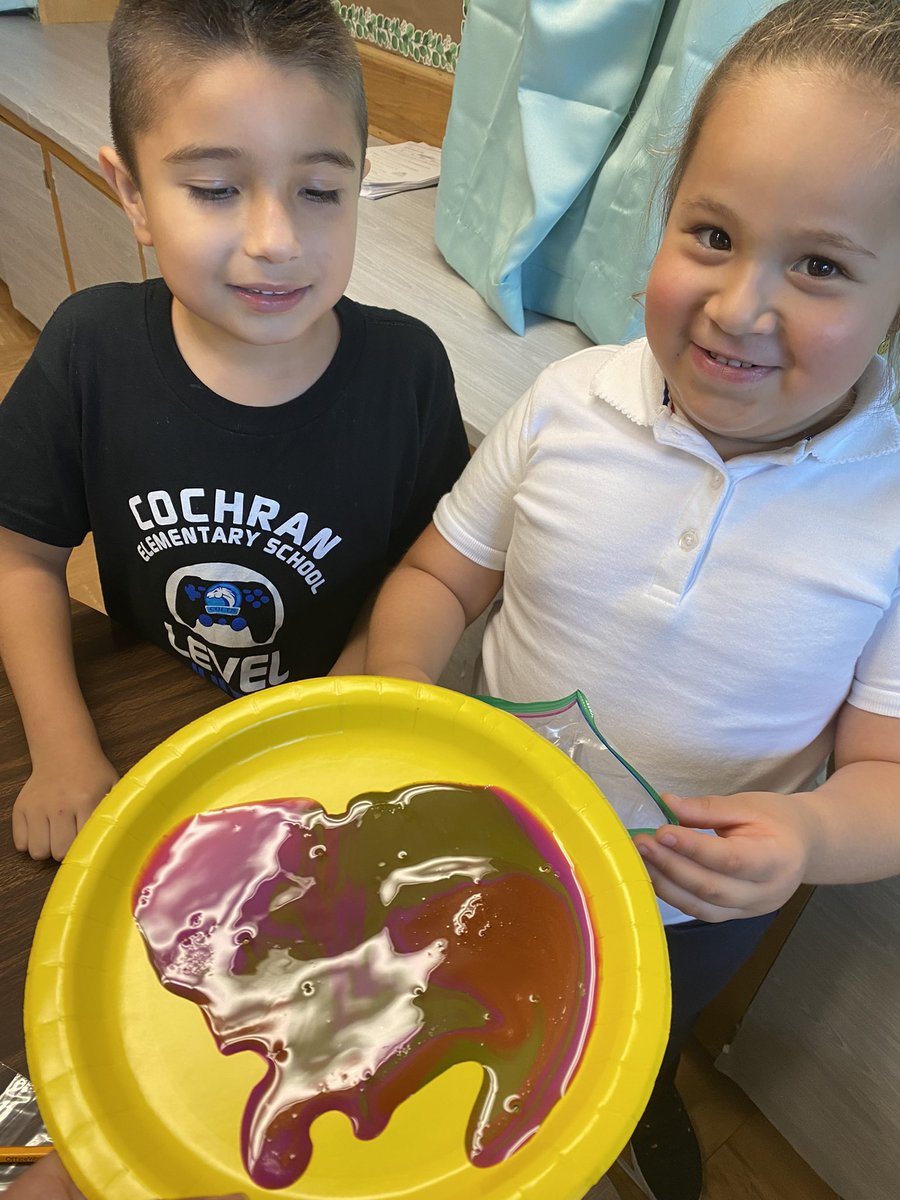 MaganaErika1202's tweet photo. Our first science experiment🥼

We melted crayons to see the changes caused by heating #scienceexperiment #firstgrade #cochranlevelup @ACEDallasISD https://t.co/DW0HspYjHa