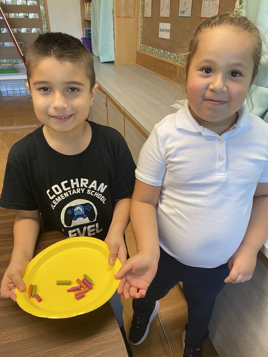 MaganaErika1202's tweet photo. Our first science experiment🥼

We melted crayons to see the changes caused by heating #scienceexperiment #firstgrade #cochranlevelup @ACEDallasISD https://t.co/DW0HspYjHa