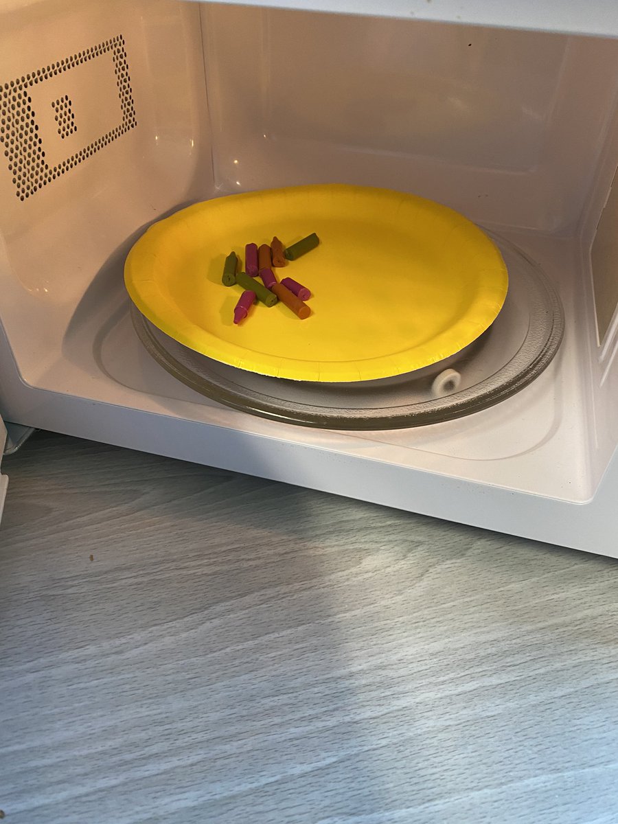 MaganaErika1202's tweet photo. Our first science experiment🥼

We melted crayons to see the changes caused by heating #scienceexperiment #firstgrade #cochranlevelup @ACEDallasISD https://t.co/DW0HspYjHa