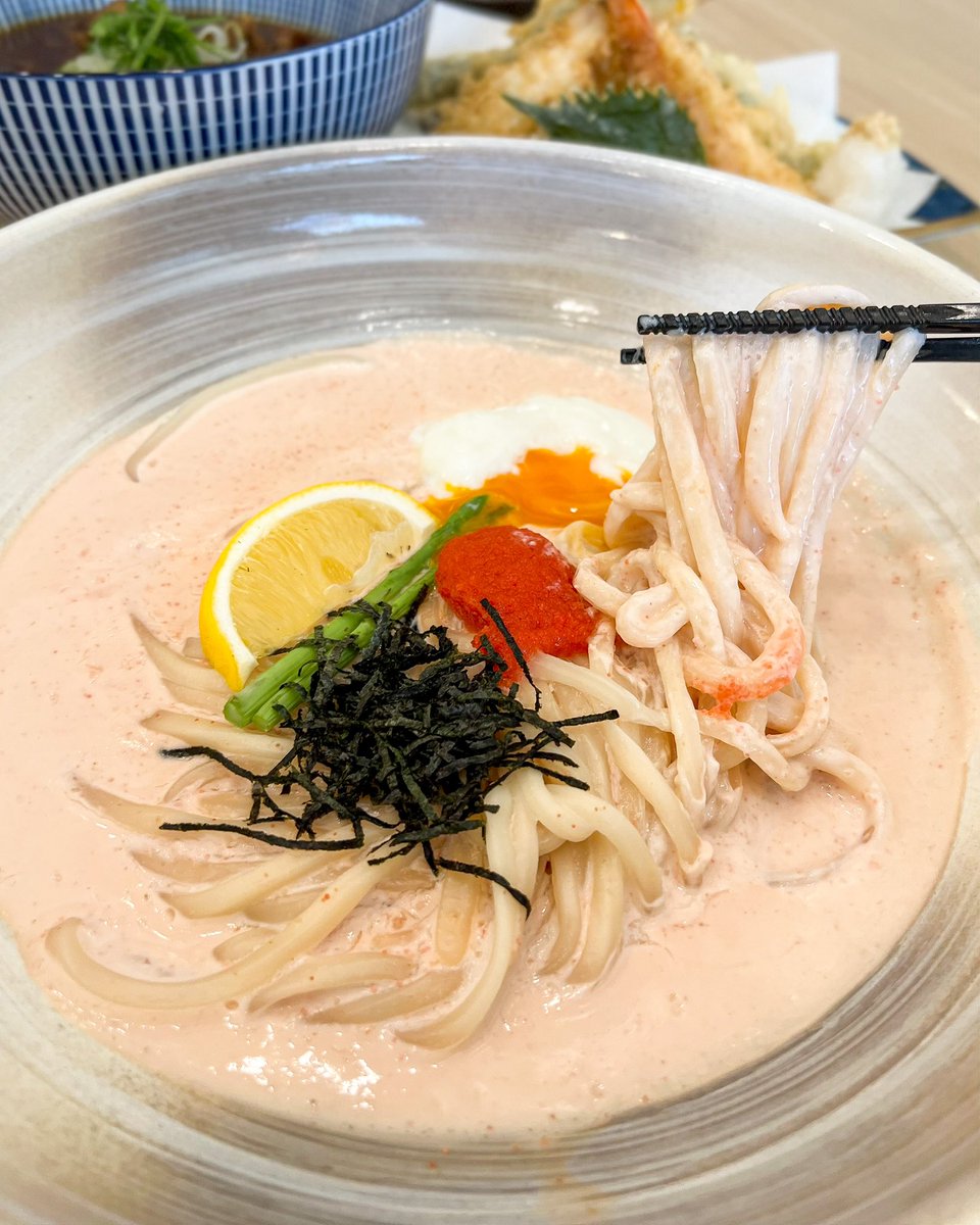 thintomorrowTH's tweet photo. มาลองอุด้งเส้นสดร้านใหม่ Gaga Udon House🍜 สุขุมวิท39 อร่อยแสงออกปากมากกก😍 เค้าทำเส้นสดกันที่หน้าร้านเลย เส้นหนึบหนับแต่ยังนุ่มอยู่ ให้ท็อปปิ้งแน่น เมนู signature โคตรอร่อยยย ครีมเมนไทโกะบีบเลมอนนัวสุดๆ อุด้งครีมกุ้ง หอมมาก เส้นหมดแล้วทานเป็น risotto ได้อีก🥹 @aroii #อร่อยไปแดก https://t.co/tBDla2hGZ8