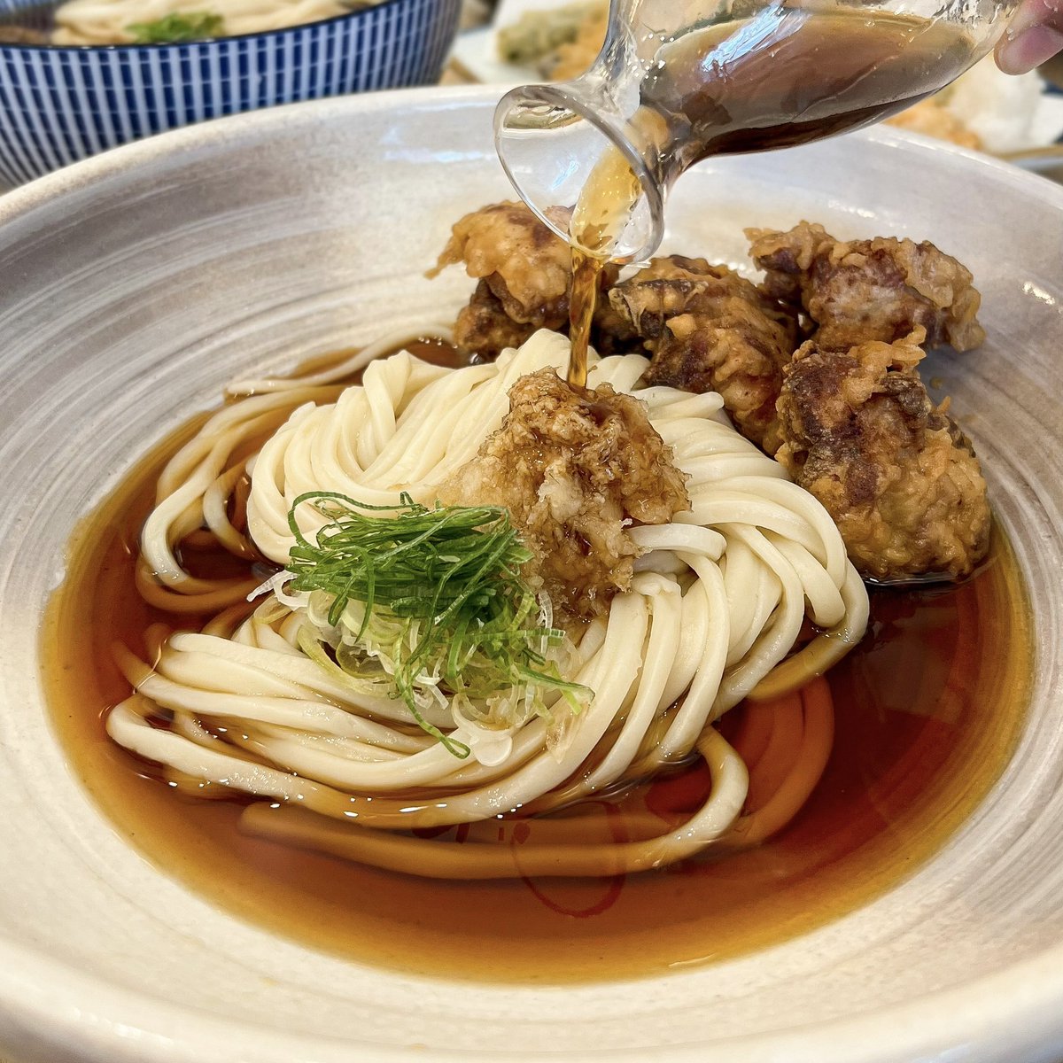 thintomorrowTH's tweet photo. มาลองอุด้งเส้นสดร้านใหม่ Gaga Udon House🍜 สุขุมวิท39 อร่อยแสงออกปากมากกก😍 เค้าทำเส้นสดกันที่หน้าร้านเลย เส้นหนึบหนับแต่ยังนุ่มอยู่ ให้ท็อปปิ้งแน่น เมนู signature โคตรอร่อยยย ครีมเมนไทโกะบีบเลมอนนัวสุดๆ อุด้งครีมกุ้ง หอมมาก เส้นหมดแล้วทานเป็น risotto ได้อีก🥹 @aroii #อร่อยไปแดก https://t.co/tBDla2hGZ8