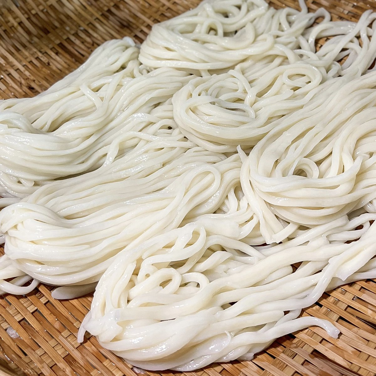 thintomorrowTH's tweet photo. มาลองอุด้งเส้นสดร้านใหม่ Gaga Udon House🍜 สุขุมวิท39 อร่อยแสงออกปากมากกก😍 เค้าทำเส้นสดกันที่หน้าร้านเลย เส้นหนึบหนับแต่ยังนุ่มอยู่ ให้ท็อปปิ้งแน่น เมนู signature โคตรอร่อยยย ครีมเมนไทโกะบีบเลมอนนัวสุดๆ อุด้งครีมกุ้ง หอมมาก เส้นหมดแล้วทานเป็น risotto ได้อีก🥹 @aroii #อร่อยไปแดก https://t.co/tBDla2hGZ8