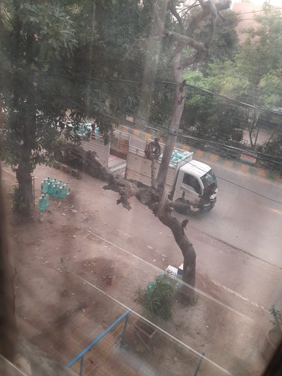 100Plot's tweet photo. श्री अधिकारी महोदय,
@ghaziabadpolice
@gdagzb
@IPSMUNIRAJ
@dm_ghaziabad
भूखंड सं.100,शक्ति खंड-2,इंदिरापुरम में प्राधिकरण अधिकारियों द्वारा अवैध दुकानें सील किए जाने के बाद भी दुकान किरायेदार द्वारा प्रशासन के आदेश की अवहेलना करते हुए अवैध रुप से व्यापारिक गतिविधियां की जा रही है। https://t.co/yS0mt1fjYx