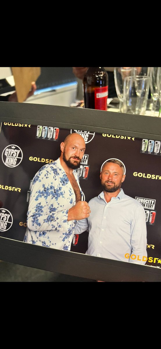 WayneSeed's tweet photo. Imagine getting a photo with the heavyweight champion of the world and the advertising making a complete fool of you.. 
#Aliceband 
#Beats 
#halo 
🙈😀 https://t.co/yu5l6LrfUW