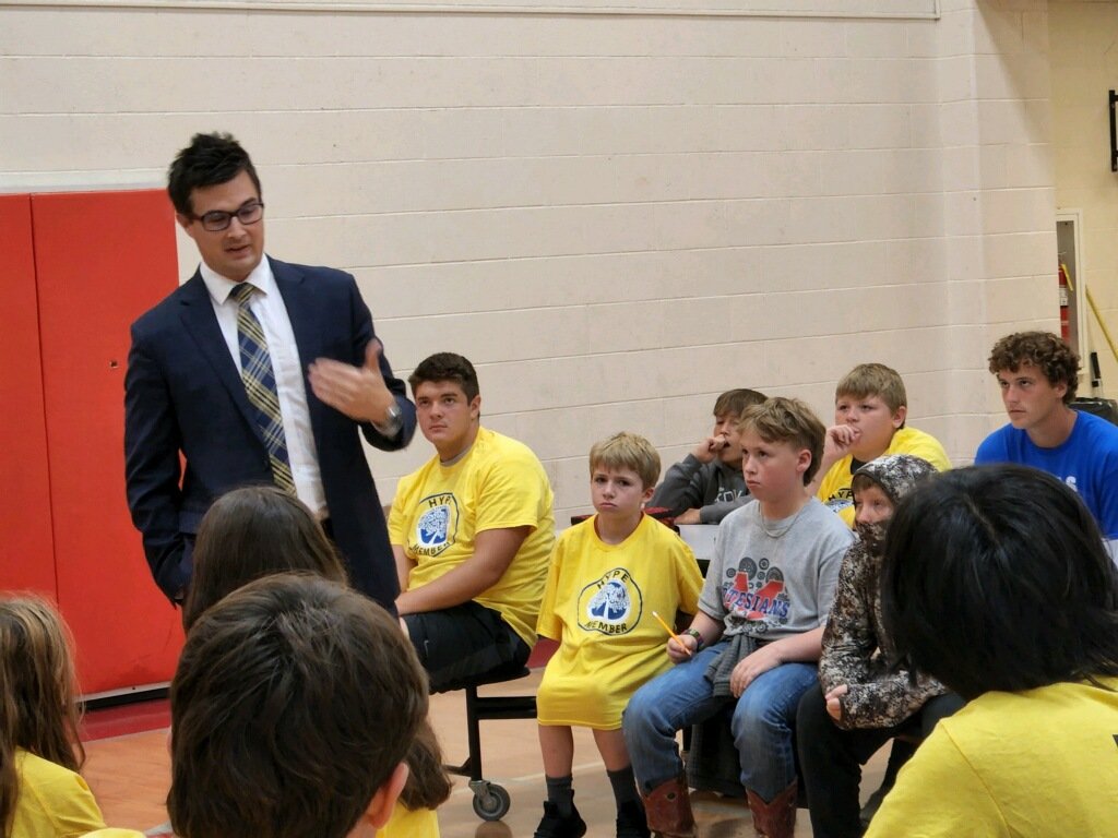 ArtesiansUnited's tweet photo. MARTINSVILLE SCHOOLS!
MARTINSVILLE ATTORNEY &amp; MHS GRADUATE JUSTIN BOREN TALKS TO  @AllThingsBell HYPE TEAM and  @AwesomeArties AMBASSADORS.
@SryMsJacksonMHS
@BellCatMHS
@MSDMartinsville 
@ericbowlen 
@ArtesiansUnited https://t.co/AvM41FK12f