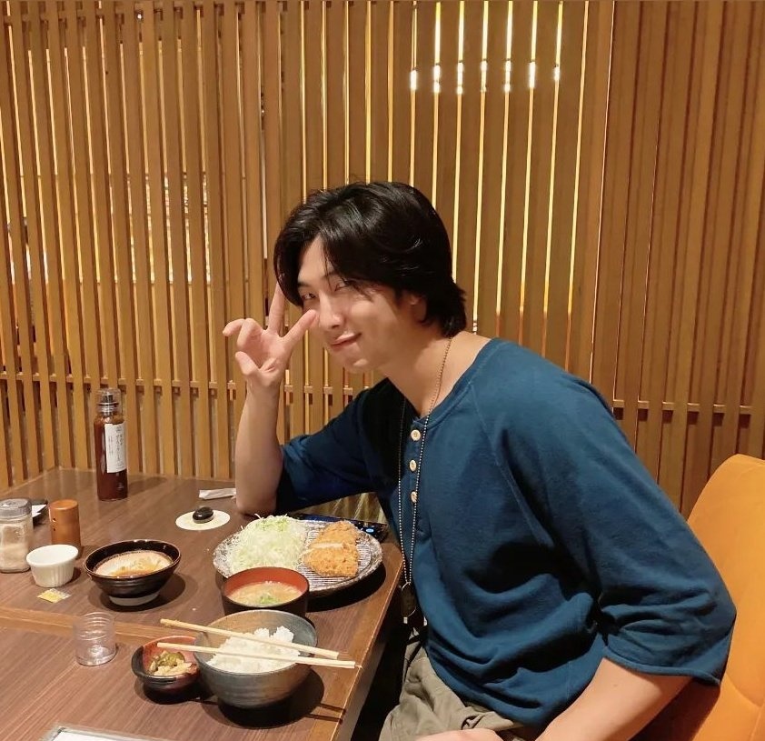 Sim, nenhuma obra de arte chega aos pés de Kim Namjoon de Long black hair