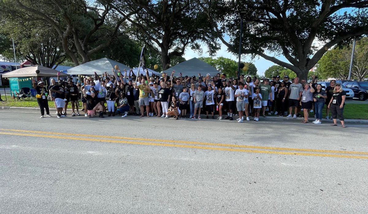BryantUFootball's tweet photo. Huge shoutout to all the families and friends that made our time in the 305 a special one! 

🖤💛 https://t.co/DQxMQwFoZt