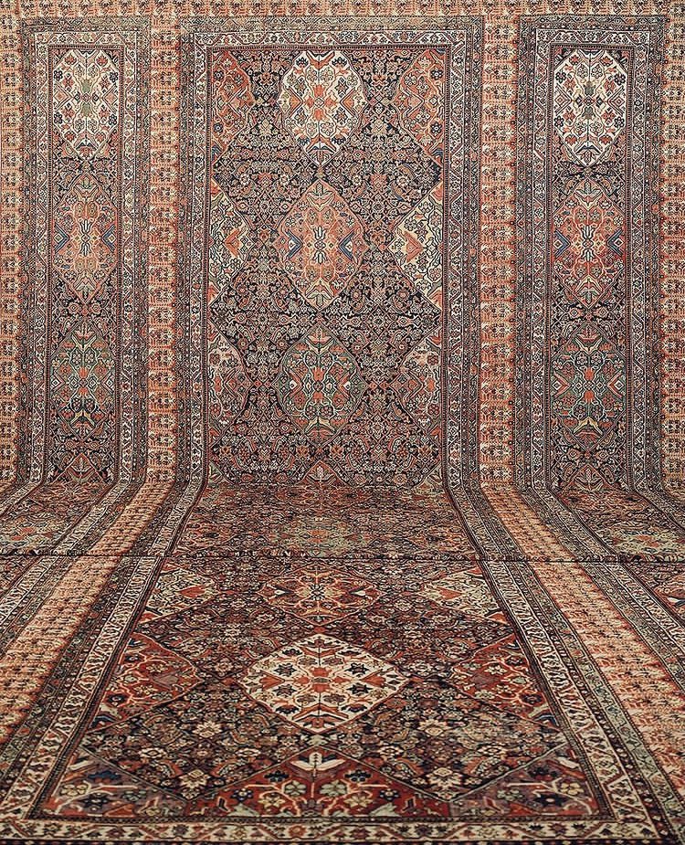 #فرش_ملایر

این فرش زیبا یکی از خاص‌ترین نقشه‌هایی است که بافت آن مربوط به ۱۵۰ سال پیش است.
مساحت این قالی چشم‌نواز حدود ۴۵ متر مربع است.